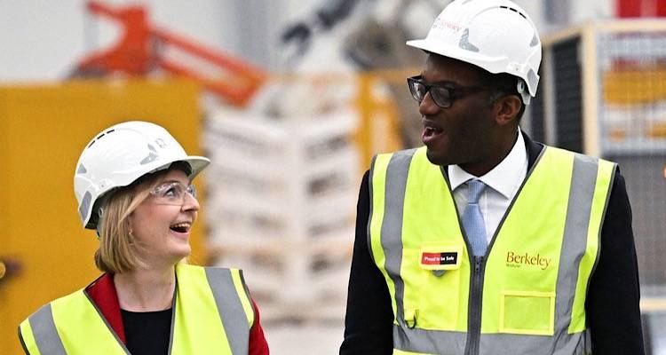 &Beta;&rho;&epsilon;&tau;&alpha;&nu;ί&alpha; : Έ&nu;&alpha;&sigmaf; "&pi;&rho;&omicron;ϋ&pi;&omicron;&lambda;&omicron;&gamma;&iota;&sigma;&mu;ό&sigmaf; &gamma;&iota;&alpha; &tau;&omicron;&upsilon;&sigmaf; &pi;&lambda;&omicron;ύ&sigma;&iota;&omicron;&upsilon;&sigmaf;" &kappa;&alpha;&theta;ώ&sigmaf; &eta; "&lambda;ί&rho;&alpha; &kappa;&alpha;&tau;&alpha;&rho;&rho;έ&epsilon;&iota;"