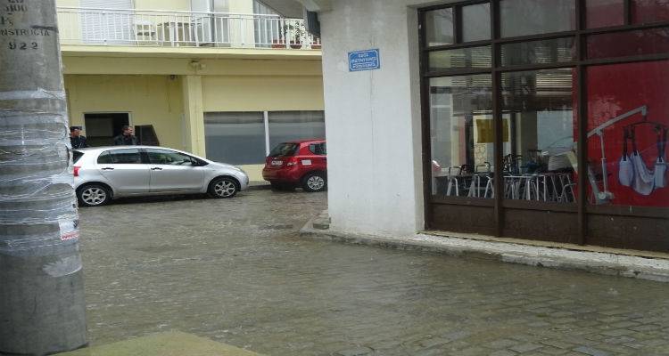 Έντονη βροχόπτωση με χαλάζι πριν λίγο στη Λήμνο