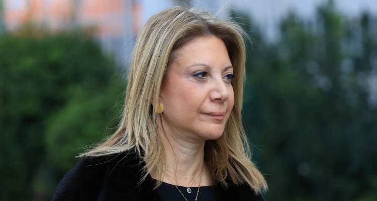 &Eta; &Mu;&alpha;&rho;ί&alpha; &Kappa;&alpha;&rho;&upsilon;&sigma;&tau;&iota;&alpha;&nu;&omicron;ύ &alpha;&nu;&alpha;&kappa;&omicron;ί&nu;&omega;&sigma;&epsilon; &tau;&eta;&nu; ί&delta;&rho;&upsilon;&sigma;&eta; &tau;&omicron;&upsilon; &kappa;ό&mu;&mu;&alpha;&tau;ό&sigmaf; &tau;&eta;&sigmaf;: &laquo;&Xi;&epsilon;&kappa;&iota;&nu;ά&mu;&epsilon;&raquo;