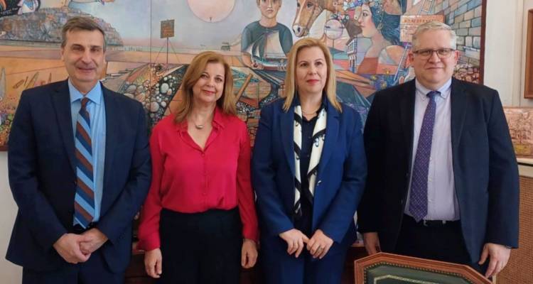 &Sigma;&upsilon;&nu;ά&nu;&tau;&eta;&sigma;&eta; &Delta;&eta;&mu;ά&rho;&chi;&omicron;&upsilon; &mu;&epsilon; &tau;&omicron;&nu; &Pi;&rho;ό&epsilon;&delta;&rho;&omicron; &tau;&eta;&sigmaf; &Epsilon;&lambda;&lambda;&eta;&nu;&iota;&kappa;ή&sigmaf; &Pi;&nu;&epsilon;&upsilon;&mu;&omicron;&nu;&omicron;&lambda;&omicron;&gamma;&iota;&kappa;ή&sigmaf; &Epsilon;&tau;&alpha;&iota;&rho;&epsilon;ί&alpha;&sigmaf;