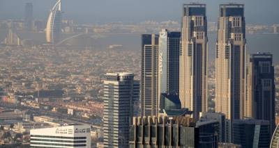 &laquo;&Zeta;&omicron;ύ&mu;&epsilon; &epsilon;&gamma;&kappa;&lambda;&omega;&beta;&iota;&sigma;&mu;έ&nu;&omicron;&iota; &sigma;&epsilon; &chi;&rho;&upsilon;&sigma;ό &kappa;&lambda;&omicron;&upsilon;&beta;ί&raquo;: &Tau;&iota; &lambda;έ&nu;&epsilon; Έ&lambda;&lambda;&eta;&nu;&epsilon;&sigmaf; &pi;&omicron;&upsilon; &zeta;&omicron;&upsilon;&nu; &sigma;&tau;&alpha; &Epsilon;&mu;&iota;&rho;ά&tau;&alpha; -&Mu;&iota;&alpha; ά&lambda;&lambda;&eta; &zeta;&omega;ή &sigma;&epsilon; &Nu;&tau;&omicron;&upsilon;&mu;&pi;ά&iota;-Ά&mu;&pi;&omicron;&upsilon; &Nu;&tau;ά&mu;&pi;&iota; &mu;&epsilon;&tau;ά &tau;&iota;&sigmaf; &epsilon;&pi;&iota;&theta;έ&sigma;&epsilon;&iota;&sigmaf; &tau;&omicron;&upsilon; &Iota;&rho;ά&nu;