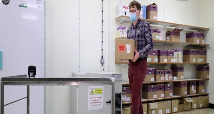 Εμβόλια: Έφοδος στις εγκαταστάσεις της AstraZeneca από την Κομισιόν