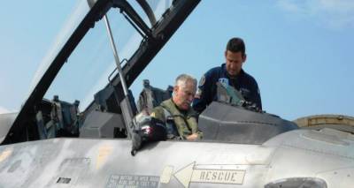 &Omicron; &alpha;&rho;&chi;&eta;&gamma;ό&sigmaf; &Gamma;&Epsilon;&Epsilon;&Theta;&Alpha; &pi;&tau;έ&rho;&alpha;&rho;&chi;&omicron;&sigmaf; &Chi;&rho;&iota;&sigma;&tau;&omicron;&delta;&omicron;ύ&lambda;&omicron;&upsilon; &pi;έ&tau;&alpha;&xi;&epsilon; &sigma;&tau;&eta; &Lambda;ή&mu;&nu;&omicron; &mu;&epsilon; F-16 (photos)