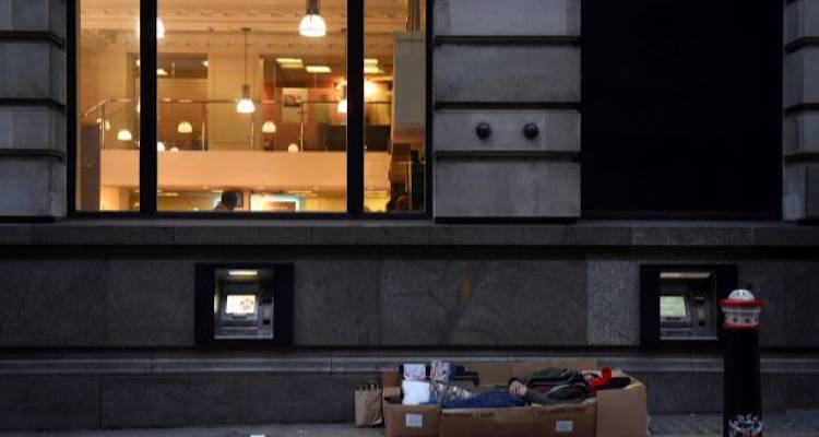 &Beta;&rho;&epsilon;&tau;&alpha;&nu;ί&alpha;: &Sigma;&epsilon;&mu;&nu;ά &kappa;&alpha;&iota; &tau;&alpha;&pi;&epsilon;&iota;&nu;ά &tau;&alpha; &phi;&epsilon;&tau;&iota;&nu;ά &Chi;&rho;&iota;&sigma;&tau;&omicron;ύ&gamma;&epsilon;&nu;&nu;&alpha; &ndash; &Upsilon;&pi;ό &pi;ί&epsilon;&sigma;&eta; &omicron;&iota; &tau;&rho;&epsilon;&iota;&sigmaf; &sigma;&tau;&omicron;&upsilon;&sigmaf; &pi;έ&nu;&tau;&epsilon; &Beta;&rho;&epsilon;&tau;&alpha;&nu;&omicron;ύ&sigmaf;