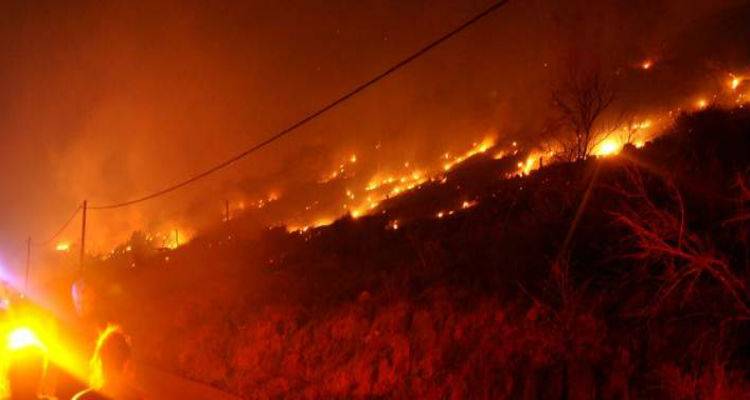 &Nu;ύ&chi;&tau;&alpha; &alpha;&gamma;&omega;&nu;ί&alpha;&sigmaf; &sigma;&tau;&eta; &Chi;ί&omicron;, &upsilon;&pi;ό &tau;&omicron; &phi;ό&beta;&omicron; &tau;&omega;&nu; &alpha;&nu;&alpha;&zeta;&omega;&pi;&upsilon;&rho;ώ&sigma;&epsilon;&omega;&nu; | &Tau;&epsilon;&rho;ά&sigma;&tau;&iota;&epsilon;&sigmaf; &kappa;&alpha;&tau;&alpha;&sigma;&tau;&rho;&omicron;&phi;έ&sigmaf; &sigma;&tau;&alpha; &mu;&alpha;&sigma;&tau;&iota;&chi;ό&delta;&epsilon;&nu;&tau;&rho;&alpha; (photos)