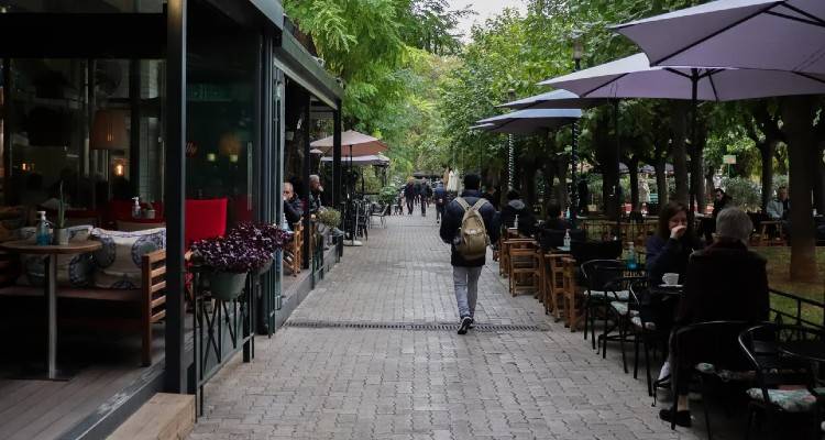 Αυστηροί έλεγχοι από το Σάββατο για τα μέτρα, με 8.000 αστυνομικούς | Τι αποφασίστηκε για επαρχία και παραβάτες κατ&#039; εξακολούθηση