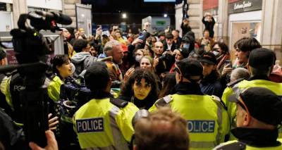 &Lambda;&omicron;&nu;&delta;ί&nu;&omicron;: &Phi;&iota;&lambda;&omicron;&pi;&alpha;&lambda;&alpha;&iota;&sigma;&tau;&iota;&nu;&iota;&alpha;&kappa;ή &pi;&omicron;&rho;&epsilon;ί&alpha; &delta;&iota;&alpha;&mu;&alpha;&rho;&tau;&upsilon;&rho;ί&alpha;&sigmaf;