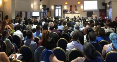 &Sigma;&tau;&omicron; &Iota;&epsilon;&rho;ό &tau;&omega;&nu; &Kappa;&alpha;&beta;&epsilon;ί&rho;&omega;&nu; &alpha;&phi;&iota;&epsilon;&rho;ώ&theta;&eta;&kappa;&epsilon; &eta; 1&eta; &mu;έ&rho;&alpha; &tau;&omicron;&upsilon; &sigma;&upsilon;&nu;&epsilon;&delta;&rho;ί&omicron;&upsilon; &laquo;&Iota;&epsilon;&rho;ά &kappa;&alpha;&iota; &Lambda;&alpha;&tau;&rho;&epsilon;ί&epsilon;&sigmaf; &sigma;&tau;&omicron; &Alpha;&iota;&gamma;&alpha;ί&omicron;&raquo;