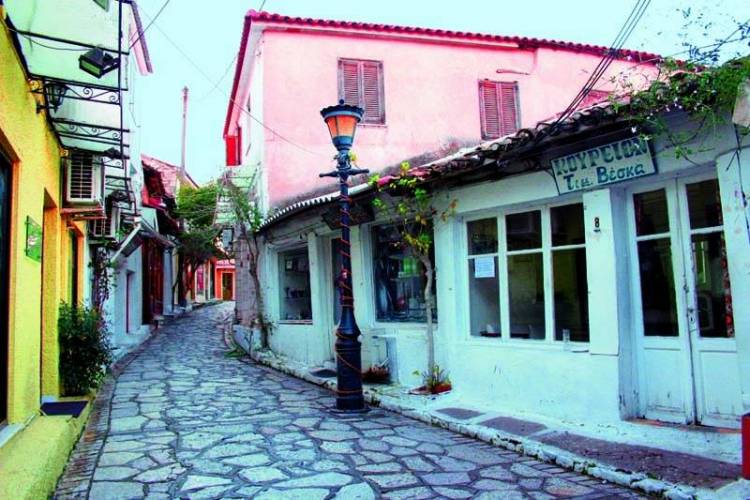 Ξεκίνησε η τοποθέτηση φωτιστικών σωμάτων στη Μύρινα (photo)