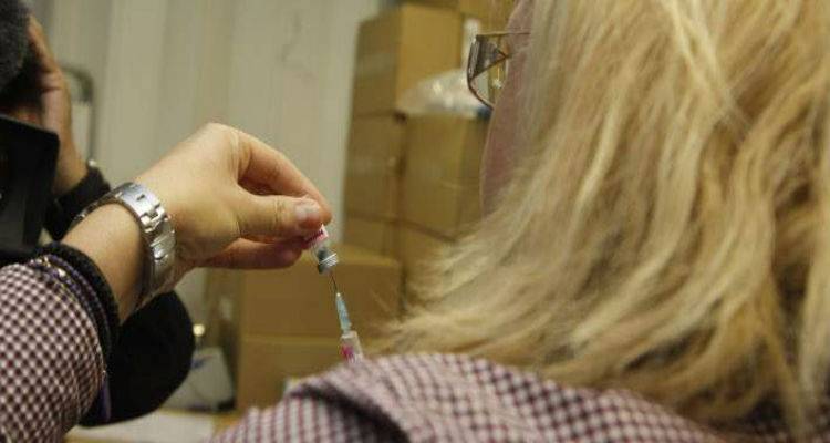 Ελληνας μαιευτήρας: Υπό δοκιμή θεραπευτικό εμβόλιο για τον ιό HPV