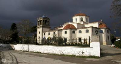 &Kappa;&lambda;&epsilon;ί&nu;&epsilon;&iota; &omicron; &delta;&rho;ό&mu;&omicron;&sigmaf; &mu;&pi;&rho;&omicron;&sigma;&tau;ά &alpha;&pi;ό &tau;&omicron;&nu; &Iota;.&Nu; &Alpha;&gamma;ί&alpha;&sigmaf; &Tau;&rho;&iota;ά&delta;&alpha;&sigmaf;