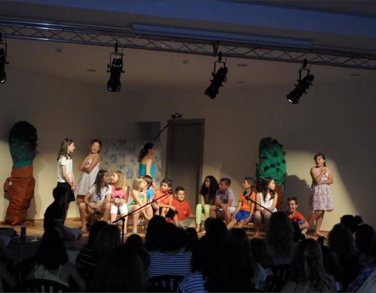 «Οι τρελοί της εποχής» έρχονται στο Μαρούλα από τη θεατρική ομάδα του 2ου Δημοτικού Σχολείου Μύρινας