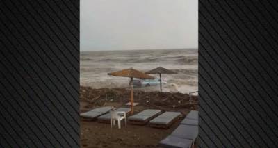 Έ&nu;&alpha;&sigmaf; 25&chi;&rho;&omicron;&nu;&omicron;&sigmaf; &nu;&epsilon;&kappa;&rho;ό&sigmaf; &sigma;&tau;&eta; &Rho;ό&delta;&omicron; &alpha;&pi;ό &tau;&eta;&nu; &kappa;&alpha;&kappa;&omicron;&kappa;&alpha;&iota;&rho;ί&alpha;, &pi;&alpha;&rho;&alpha;&sigma;ύ&rho;&theta;&eta;&kappa;&epsilon; &mu;&epsilon; &tau;&omicron; &alpha;&upsilon;&tau;&omicron;&kappa;ί&nu;&eta;&tau;ό &tau;&omicron;&upsilon; &sigma;&tau;&eta; &theta;ά&lambda;&alpha;&sigma;&sigma;&alpha;