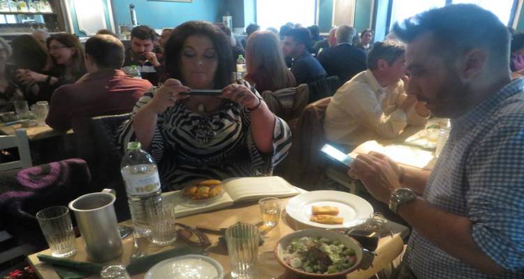 &Mu;&epsilon; &laquo;&tau;&upsilon;&rho;&omicron;&pi;&tau;&omicron;ύ&delta;&iota;&alpha;&raquo; &alpha;&pi;ό &tau;&eta; &Lambda;ή&mu;&nu;&omicron; &eta; &kappa;&omicron;&pi;ή &pi;ί&tau;&alpha;&sigmaf; &tau;&omicron;&upsilon; &Sigma;&upsilon;&lambda;&lambda;ό&gamma;&omicron;&upsilon; &Phi;&iota;&sigma;&iota;&nu;&iota;&omega;&tau;ώ&nu; &sigma;&tau;&eta;&nu; &Alpha;&theta;ή&nu;&alpha; (mp3 + photos)