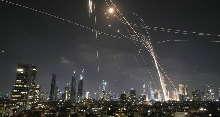 Στο κόκκινο η Μέση Ανατολή: Δύο νεκροί στο Ισραήλ από τα αντίποινα της Τεχεράνης, συνεχή τα πλήγματα του Τελ Αβίβ στο Ιράν