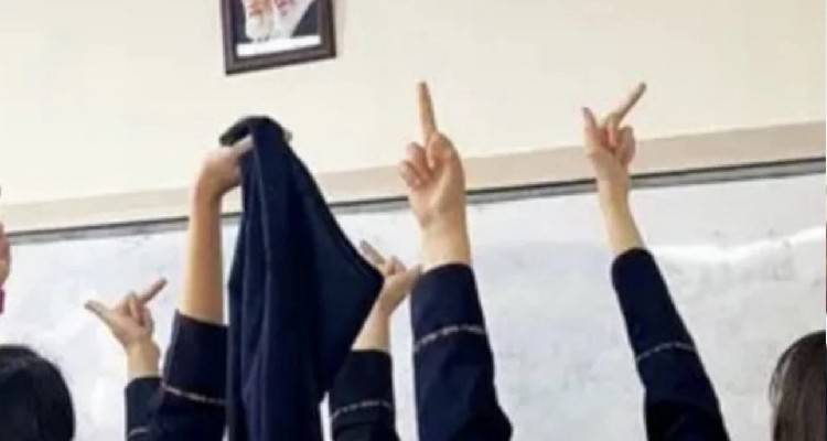 &Mu;&alpha;&theta;ή&tau;&rho;&iota;&epsilon;&sigmaf; &sigma;&tau;&omicron; &Iota;&rho;ά&nu; &pi;&epsilon;&tau;&omicron;ύ&nu; &tau;&iota;&sigmaf; &mu;&alpha;&nu;&tau;ί&lambda;&epsilon;&sigmaf;, &delta;&epsilon;ί&chi;&nu;&omicron;&upsilon;&nu; &tau;&omicron; &mu;&epsilon;&sigma;&alpha;ί&omicron; &delta;ά&chi;&tau;&upsilon;&lambda;&omicron; &sigma;&tau;&eta;&nu; &iota;&rho;&alpha;&nu;&iota;&kappa;ή &eta;&gamma;&epsilon;&sigma;ί&alpha;