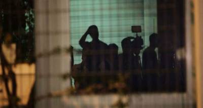 &Sigma;&upsilon;&nu;&epsilon;&chi;ί&zeta;&epsilon;&tau;&alpha;&iota; &tau;&omicron; &theta;&rho;ί&lambda;&epsilon;&rho; &mu;&epsilon; &tau;&iota;&sigmaf; &tau;&eta;&lambda;&epsilon;&omicron;&pi;&tau;&iota;&kappa;έ&sigmaf; ά&delta;&epsilon;&iota;&epsilon;&sigmaf; | &Kappa;&lambda;&epsilon;ί&nu;&epsilon;&iota; 48&omega;&rho;&omicron; &eta; &delta;&eta;&mu;&omicron;&pi;&rho;&alpha;&sigma;ί&alpha;