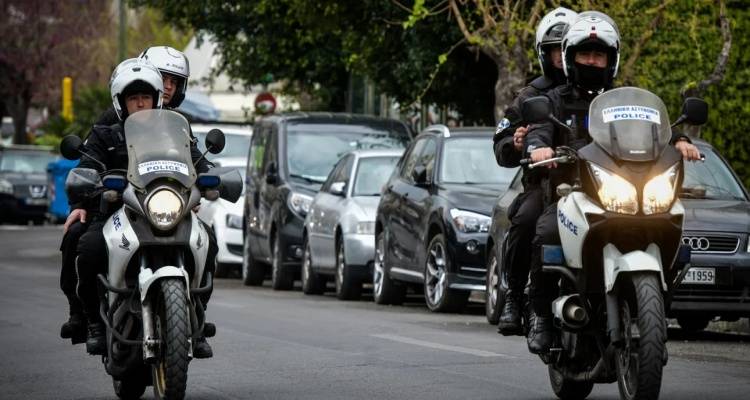 &Gamma;&upsilon;&nu;&alpha;&iota;&kappa;&omicron;&kappa;&tau;&omicron;&nu;ί&alpha; &sigma;&tau;&eta; &Lambda;&alpha;&mu;ί&alpha;: &Sigma;&kappa;ό&tau;&omega;&sigma;&epsilon; &tau;&eta; &sigma;ύ&zeta;&upsilon;&gamma;ό &tau;&omicron;&upsilon; &kappa;&alpha;&iota; &alpha;&upsilon;&tau;&omicron;&kappa;&tau;ό&nu;&eta;&sigma;&epsilon;