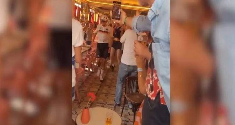 &Mu;&upsilon;&theta;&iota;&kappa;ή &sigma;&tau;&iota;&gamma;&mu;ή &sigma;&tau;&omicron; &Pi;&alpha;&rho;ί&sigma;&iota;: &Pi;&omicron;&delta;&eta;&lambda;ά&tau;&eta;&sigmaf; &sigma;&tau;&alpha;&mu;ά&tau;&eta;&sigma;&epsilon; &sigma;&epsilon; &pi;&alpha;&mu;&pi; &gamma;&iota;&alpha; &nu;&alpha; &kappa;ά&nu;&epsilon;&iota; &tau;&eta;&nu; &alpha;&nu;ά&gamma;&kappa;&eta; &tau;&omicron;&upsilon; &kappa;&alpha;&iota;&hellip; &alpha;&pi;&omicron;&theta;&epsilon;ώ&theta;&eta;&kappa;&epsilon; [&beta;ί&nu;&tau;&epsilon;&omicron;]