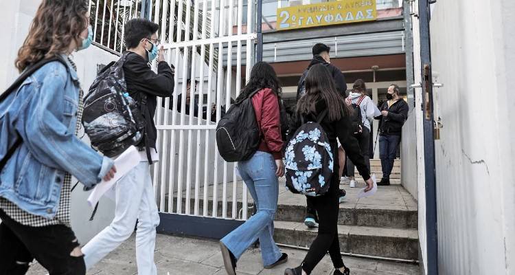 Με το βλέμμα στα σχολεία: Οι φόβοι για αύξηση κρουσμάτων και το σχέδιο λειτουργίας | Τι θα γίνεται αν υπάρξει κρούσμα