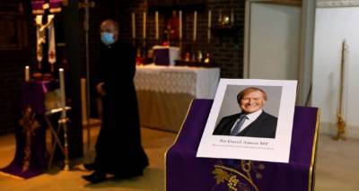 Βρετανία: Ως τρομοκρατική ενέργεια αντιμετωπίζεται από την αστυνομία η επίθεση με μαχαίρι κατά του σερ Ντέιβιντ Έιμις