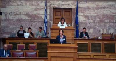 &Eta; &Pi;&epsilon;&rho;&iota;&phi;&epsilon;&rho;&epsilon;&iota;ά&rho;&chi;&eta;&sigmaf; &Beta;. &Alpha;&iota;&gamma;&alpha;ί&omicron;&upsilon; &sigma;&tau;&eta; &Beta;&omicron;&upsilon;&lambda;ή &gamma;&iota;&alpha; &tau;&omicron;&nu; &tau;&omicron;&upsilon;&rho;&iota;&sigma;&mu;ό: &laquo;&Alpha;&pi;&alpha;&iota;&tau;&omicron;ύ&nu;&tau;&alpha;&iota; &alpha;&pi;&omicron;&phi;ά&sigma;&epsilon;&iota;&sigmaf; &kappa;&alpha;&iota; &mu;έ&tau;&rho;&alpha; &tau;ώ&rho;&alpha;!&raquo;