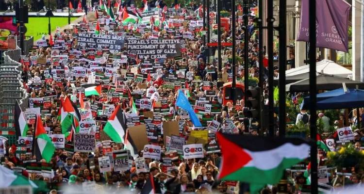 &Lambda;&omicron;&nu;&delta;ί&nu;&omicron; : &Chi;&iota;&lambda;&iota;ά&delta;&epsilon;&sigmaf; ά&nu;&theta;&rho;&omega;&pi;&omicron;&iota; &sigma;&upsilon;&mu;&mu;&epsilon;&tau;&epsilon;ί&chi;&alpha;&nu; &sigma;&epsilon; &phi;&iota;&lambda;&omicron;&pi;&alpha;&lambda;&alpha;&iota;&sigma;&tau;&iota;&nu;&iota;&alpha;&kappa;ή &delta;&iota;&alpha;&delta;ή&lambda;&omega;&sigma;&eta;  &gamma;&iota;&alpha; &delta;&epsilon;ύ&tau;&epsilon;&rho;&omicron; &sigma;&upsilon;&nu;&epsilon;&chi;ό&mu;&epsilon;&nu;&omicron; &Sigma;&alpha;&beta;&beta;&alpha;&tau;&omicron;&kappa;ύ&rho;&iota;&alpha;&kappa;&omicron;.