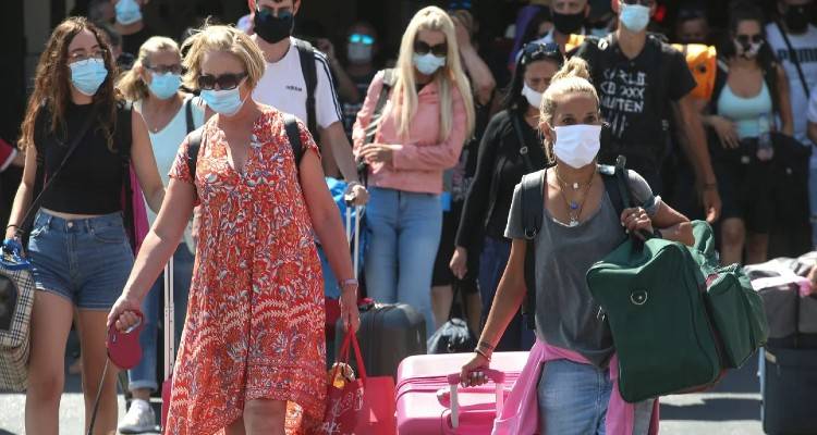 Τι αλλάζει από αύριο: Πρώτα... μπόνους για εμβολιασμένους, πού χρειάζονται τεστ οι ανεμβολίαστοι