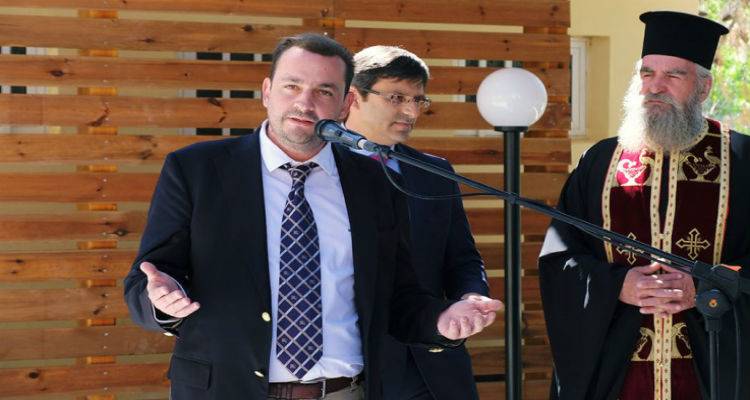 O &Mu;. &Kappa;ό&kappa;&kappa;&iota;&nu;&omicron;&sigmaf; &sigma;&tau;&iota;&sigmaf; &epsilon;&kappa;&delta;&eta;&lambda;ώ&sigma;&epsilon;&iota;&sigmaf; &mu;&nu;ή&mu;&eta;&sigmaf; &gamma;&iota;&alpha; &tau;&eta; &Mu;ά&chi;&eta; &tau;&eta;&sigmaf; &Kappa;&alpha;&lambda;&lambda;ί&pi;&omicron;&lambda;&eta;&sigmaf;