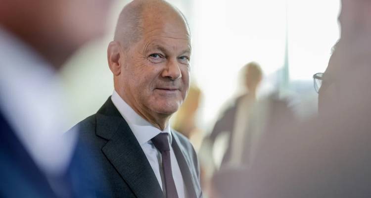 &Tau;&iota; &sigma;&eta;&mu;&alpha;ί&nu;&epsilon;&iota; &gamma;&iota;&alpha; &tau;&omicron;&nu; &Sigma;&omicron;&lambda;&tau;&sigmaf; &eta; &omicron;&rho;&iota;&alpha;&kappa;ή &nu;ί&kappa;&eta; &tau;&omicron;&upsilon; SPD &sigma;&tau;&omicron; &Beta;&rho;&alpha;&nu;&delta;&epsilon;&mu;&beta;&omicron;ύ&rho;&gamma;&omicron; -&Eta; &pi;&rho;ώ&tau;&eta; &alpha;&nu;ά&lambda;&upsilon;&sigma;&eta;