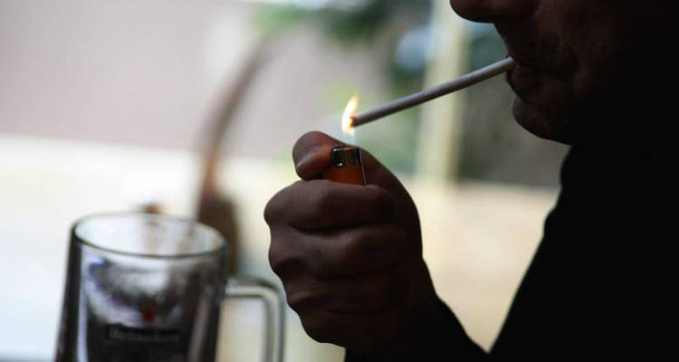&Omicron;&iota; Έ&lambda;&lambda;&eta;&nu;&epsilon;&sigmaf; &sigma;&beta;ή&nu;&omicron;&upsilon;&nu; &tau;&omicron; &tau;&sigma;&iota;&gamma;ά&rho;&omicron;: &Mu;&epsilon;ί&omega;&sigma;&eta; &rho;&epsilon;&kappa;ό&rho; &tau;&omega;&nu; &kappa;&alpha;&pi;&nu;&iota;&sigma;&tau;ώ&nu; &tau;&eta;&nu; &tau;&epsilon;&lambda;&epsilon;&upsilon;&tau;&alpha;ί&alpha; &pi;&epsilon;&nu;&tau;&alpha;&epsilon;&tau;ί&alpha;