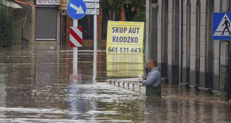 &Sigma;&tau;&omicron; έ&lambda;&epsilon;&omicron;&sigmaf; &tau;&eta;&sigmaf; &kappa;&alpha;&kappa;&omicron;&kappa;&alpha;&iota;&rho;ί&alpha;&sigmaf; &Mu;&pi;ό&rho;&iota;&sigmaf; &eta; &Epsilon;&upsilon;&rho;ώ&pi;&eta; -&Kappa;&alpha;&tau;&alpha;&sigma;&tau;&rho;&omicron;&phi;&iota;&kappa;έ&sigmaf; &pi;&lambda;&eta;&mu;&mu;ύ&rho;&epsilon;&sigmaf; &laquo;&beta;ύ&theta;&iota;&sigma;&alpha;&nu;&raquo; &pi;ό&lambda;&epsilon;&iota;&sigmaf;, 7 &nu;&epsilon;&kappa;&rho;&omicron;ί