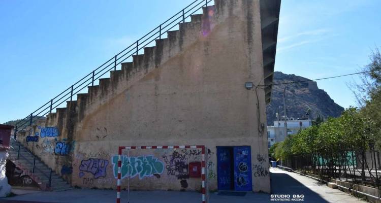 &Sigma;&omicron;&kappa;ά&rho;&epsilon;&iota; &omicron; &pi;&alpha;&tau;έ&rho;&alpha;&sigmaf; &tau;&omicron;&upsilon; 14&chi;&rho;&omicron;&nu;&omicron;&upsilon; &pi;&omicron;&upsilon; &sigma;&kappa;&omicron;&tau;ώ&theta;&eta;&kappa;&epsilon; &sigma;&tau;&omicron; &Nu;&alpha;ύ&pi;&lambda;&iota;&omicron; -&laquo;&Pi;ή&rho;&epsilon; &alpha;&pi;&omicron;&beta;&omicron;&lambda;ή, &tau;&omicron;&nu; έ&beta;&alpha;&lambda;&alpha; &tau;&iota;&mu;&omega;&rho;ί&alpha; &kappa;&alpha;&iota; &alpha;&upsilon;&tau;ό&sigmaf; &pi;ή&gamma;&epsilon; &kappa;&alpha;&iota; &pi;ή&delta;&eta;&xi;&epsilon;&raquo;