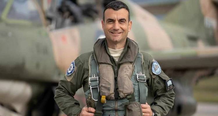 &Alpha;&pi;ί&sigma;&tau;&epsilon;&upsilon;&tau;&eta; &tau;&rho;&alpha;&gamma;&omega;&delta;ί&alpha; &sigma;&tau;&eta;&nu; &Kappa;&alpha;&lambda;&alpha;&mu;ά&tau;&alpha;: &Eta; &sigma;ύ&zeta;&upsilon;&gamma;&omicron;&sigmaf; &kappa;&alpha;&iota; &tau;&alpha; &delta;ύ&omicron; &pi;&alpha;&iota;&delta;&iota;ά &tau;&omicron;&upsilon; &pi;&iota;&lambda;ό&tau;&omicron;&upsilon; &pi;&alpha;&rho;&alpha;&kappa;&omicron;&lambda;&omicron;&upsilon;&theta;&omicron;ύ&sigma;&alpha;&nu; &tau;&eta; &mu;&omicron;&iota;&rho;&alpha;ί&alpha; &pi;&tau;ή&sigma;&eta;