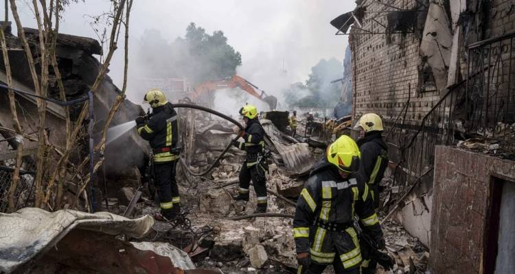 &Sigma;&epsilon; &sigma;&upsilon;&nu;&alpha;&gamma;&epsilon;&rho;&mu;ό &eta; &Omicron;&upsilon;&kappa;&rho;&alpha;&nu;ί&alpha;: &Tau;&rho;ί&tau;&eta; &nu;ύ&chi;&tau;&alpha; &sigma;&phi;&omicron;&delta;&rho;ώ&nu; &rho;&omega;&sigma;&iota;&kappa;ώ&nu; &alpha;&epsilon;&rho;&omicron;&pi;&omicron;&rho;&iota;&kappa;ώ&nu; &epsilon;&pi;&iota;&delta;&rho;&omicron;&mu;ώ&nu; | &Pi;ύ&rho;&alpha;&upsilon;&lambda;&omicron;&iota; &Kappa;&rho;&omicron;&upsilon;&zeta; &pi;ά&nu;&omega; &alpha;&pi;ό &tau;&omicron; &Kappa;ί&epsilon;&beta;&omicron;