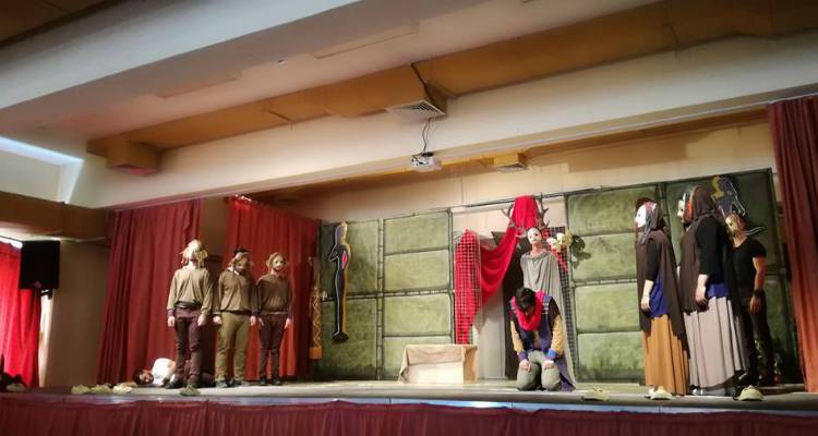 &Mu;&alpha;&theta;&eta;&tau;έ&sigmaf; &tau;&omicron;&upsilon; &Mu;&omicron;ύ&delta;&rho;&omicron;&upsilon; &pi;&alpha;&rho;&alpha;&kappa;&omicron;&lambda;&omicron;ύ&theta;&eta;&sigma;&alpha;&nu; &tau;&omicron;&nu; &laquo;&Iota;&pi;&pi;ό&lambda;&upsilon;&tau;&omicron;&raquo; &tau;&omicron;&upsilon; &Epsilon;&upsilon;&rho;&iota;&pi;ί&delta;&eta; &delta;&iota;&alpha; &chi;&epsilon;&iota;&rho;ό&sigmaf; &phi;&omicron;&iota;&tau;&eta;&tau;ώ&nu; &tau;&eta;&sigmaf; &Lambda;ή&mu;&nu;&omicron;&upsilon; (photos)