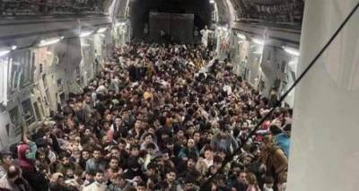 Καμπούλ: Συγκλονιστική εικόνα | Εκατοντάδες Αφγανοί στοιβαγμένοι σε αμερικανικό στρατιωτικό αεροσκάφος