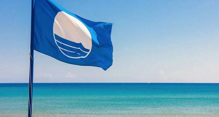 Αφαίρεση του βραβείου «Γαλάζια Σημαία» από τις παραλίες της Νάξου | Δείτε από ποιες άλλες ακτές των Κυκλάδων αφαιρέθηκαν