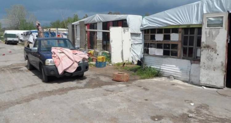Φρίκη στον Βόλο: Είχαν τον 55χρονο γιο τους αλυσοδεμένο στην αυλή του σπιτιού τους