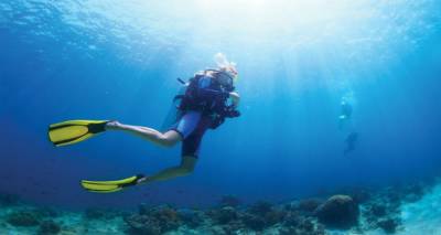 &Lambda;ή&mu;&nu;&omicron;&sigmaf;: Έ&nu;&alpha;&sigmaf; &kappa;ό&sigma;&mu;&omicron;&sigmaf; &mu;&alpha;&gamma;&iota;&kappa;ό&sigmaf; &pi;&omicron;&upsilon; &pi;&epsilon;&rho;&iota;&mu;έ&nu;&epsilon;&iota; &nu;&alpha; &tau;&omicron;&nu; &alpha;&nu;&alpha;&kappa;&alpha;&lambda;ύ&psi;&epsilon;&iota;&sigmaf;!