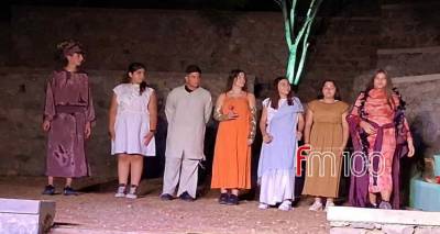Με την «Ωραία Ελένη» στη Χίο | Το Γυμνάσιο Λιβαδοχωρίου στη σκηνή των «ΝέΩΝ ΟΜΗΡίΔΩΝ 2025»
