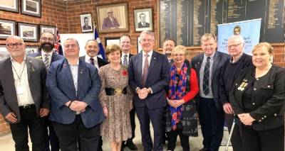 &Alpha;&rho;&kappa;&epsilon;&tau;&omicron;ί ή&tau;&alpha;&nu; &omicron;&iota; &pi;&omicron;&lambda;&iota;&tau;&iota;&kappa;&omicron;ί &pi;&omicron;&upsilon; &tau;ί&mu;&eta;&sigma;&alpha;&nu; &mu;&epsilon; &tau;&eta;&nu; &pi;&alpha;&rho;&omicron;&upsilon;&sigma;ί&alpha; &tau;&omicron;&upsilon;&sigmaf; &tau;&eta;&nu; &epsilon;&kappa;&delta;ή&lambda;&omega;&sigma;&eta; &tau;&eta;&sigmaf; &epsilon;&pi;ί&sigma;&eta;&mu;&eta;&sigmaf; &pi;&alpha;&rho;&alpha;&chi;ώ&rho;&eta;&sigma;&eta;&sigmaf; &tau;&eta;&sigmaf; &phi;&omega;&tau;&omicron;&gamma;&rho;&alpha;&phi;&iota;&kappa;ή&sigmaf; έ&kappa;&theta;&epsilon;&sigma;&eta;&sigmaf; &alpha;&pi;ό &tau;&eta;&nu; &Epsilon;&pi;&iota;&tau;&rho;&omicron;&pi;ή &Mu;&nu;ή&mu;&eta;&sigmaf; &Lambda;ή&mu;&nu;&omicron;&upsilon;-&Kappa;&alpha;&lambda;&lambda;ί&pi;&omicron;&lambda;&eta;&sigmaf; &sigma;&tau;&eta; &Lambda;&eta;&mu;&nu;&iota;&alpha;&kappa;ή &Kappa;&omicron;&iota;&nu;ό&tau;&eta;&tau;&alpha; &Beta;&iota;&kappa;&tau;ώ&rho;&iota;&alpha;&sigmaf;. &Phi;ώ&tau;&omicron;: Jim Claven