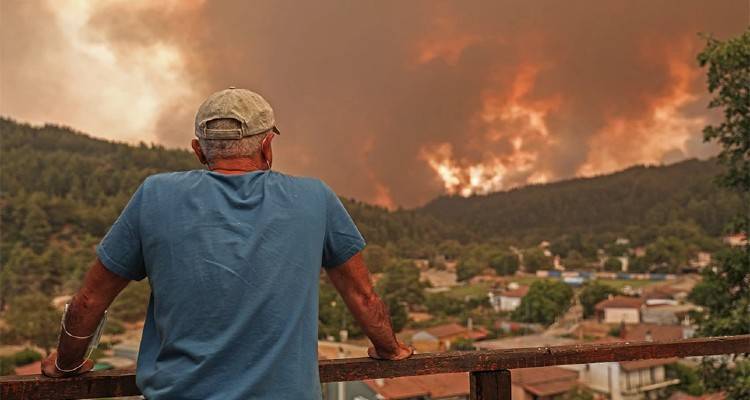 &Phi;&omega;&tau;&iota;ά &sigma;&tau;&eta;&nu; &Epsilon;ύ&beta;&omicron;&iota;&alpha;: &Mu;&iota;&alpha; &alpha;&nu;ά&sigma;&alpha; &alpha;&pi;ό &tau;&omicron;&upsilon;&sigmaf; &omicron;&iota;&kappa;&iota;&sigma;&mu;&omicron;ύ&sigmaf; &omicron;&iota; &pi;ύ&rho;&iota;&nu;&epsilon;&sigmaf; &phi;&lambda;ό&gamma;&epsilon;&sigmaf;