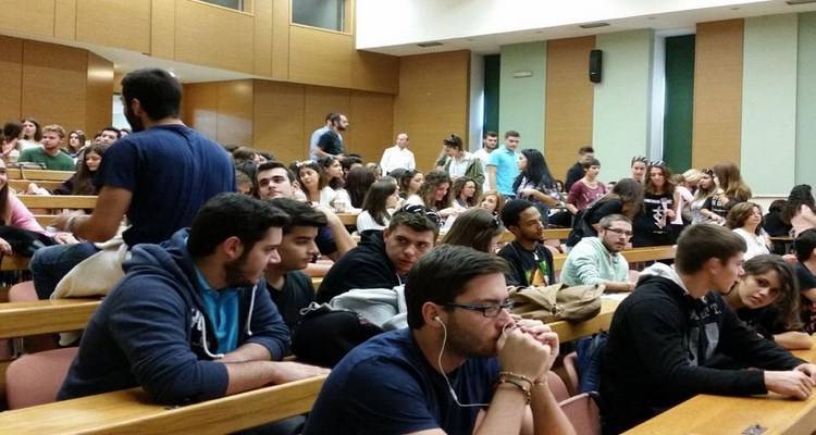 Κατάργηση αγγλόφωνων τμημάτων