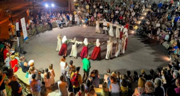 Με ρυθμό από τη Λήμνο | Το εφηβικό τμήμα του Συλλόγου Μούδρου στο 11ο Φεστιβάλ Παραδοσιακών Χορών «Σεργιάνι στην Ελλάδα»