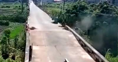 &Omicron; &kappa;&alpha;ύ&sigma;&omega;&nu;&alpha;&sigmaf; &sigma;&tau;&eta;&nu; &Kappa;ί&nu;&alpha; &laquo;έ&sigma;&pi;&alpha;&sigma;&epsilon;&raquo; &sigma;&tau;&eta; &mu;έ&sigma;&eta; &mu;&iota;&alpha; &gamma;έ&phi;&upsilon;&rho;&alpha;