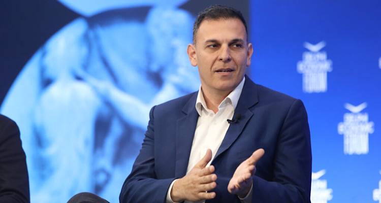 &Alpha;ύ&rho;&iota;&omicron;, &Tau;&rho;ί&tau;&eta; &sigma;&tau;&eta; &Lambda;ή&mu;&nu;&omicron; &omicron; &beta;&omicron;&upsilon;&lambda;&epsilon;&upsilon;&tau;ή&sigmaf; &tau;&omicron;&upsilon; &Sigma;&Upsilon;&Rho;&Iota;&Zeta;&Alpha; -&Pi;&Sigma; &Gamma;. &Kappa;&alpha;&rho;&alpha;&mu;έ&rho;&omicron;&sigmaf;