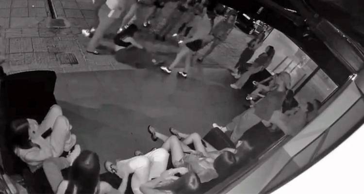 &Gamma;&lambda;&upsilon;&phi;ά&delta;&alpha;: &laquo;&Mu;&omicron;&upsilon; έ&rho;&iota;&xi;&epsilon; &gamma;&rho;&omicron;&theta;&iota;ά, &mu;ά&tau;&omega;&sigma;&epsilon; &eta; &mu;ύ&tau;&eta; &mu;&omicron;&upsilon;, έ&pi;&epsilon;&sigma;&alpha; &kappa;ά&tau;&omega;&raquo; &epsilon;ί&pi;&epsilon; &eta; 14&chi;&rho;&omicron;&nu;&eta; &gamma;&iota;&alpha; &tau;&eta;&nu; &epsilon;&pi;ί&theta;&epsilon;&sigma;&eta;