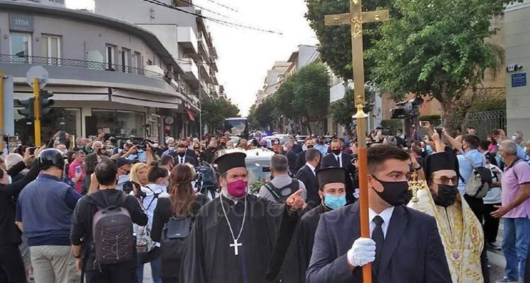 Μίκης Θεοδωράκης: Η κρητική γη τον υποδέχεται - Έφτασε στα Χανιά η σορός του -«Αθάνατος» φώναζε ο κόσμος