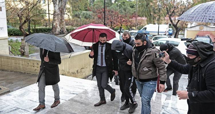 Επίθεση στο μετρό: Στον εισαγγελέα οι δύο ανήλικοι δράστες | Δείτε φωτογραφίες
